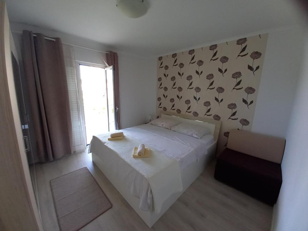 Apartmani Dijana Palit Exterior foto